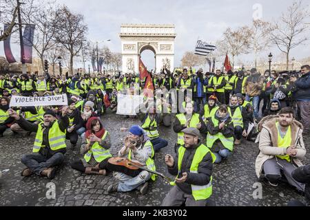 „Gelbwesten“-Demonstranten in der Nähe des Triumphbogens während der Demonstration gegen die Steuererhöhungen in der Avenue des Champs-Élysées in Paris. Am 8. Dezember 2018 in Paris, Frankreich. (Foto von Celestino Arce/NurPhoto) Stockfoto