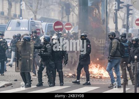 Die Polizei wurde während der Demonstration der Demonstranten der „Gelbwesten“ gegen die Steuererhöhungen in der Avenue des Champs-Élysées in Paris aufgeschreckte. Am 8. Dezember 2018 in Paris, Frankreich. (Foto von Celestino Arce/NurPhoto) Stockfoto