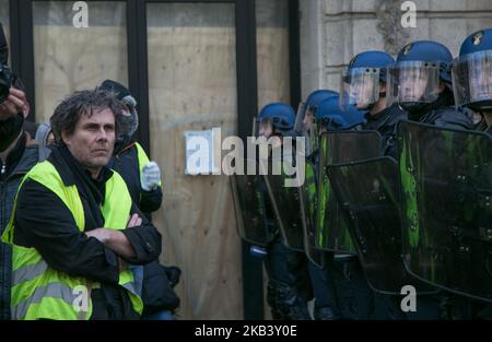 In der vierten Woche in Folge versammelten sich am 8. Dezember 2018 Tausende von Menschen mit gelben Westen auf den Champs-Elysees in Paris, Frankreich, um gegen die Kraftstoffsteuer der französischen Regierung und andere Themen zu protestieren. Die Polizei feuerte Tränengas und verhaftete mehrere Personen. (Foto von Emily Molli/NurPhoto) Stockfoto