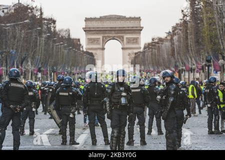 Die Bereitschaftspolizei überprüft die Unruhen in der Nähe des Triumphbogens während der Demonstration der Demonstranten der „Gelbwesten“ gegen die Steuererhöhungen in der Avenue des Champs-Élysées in Paris. Am 8. Dezember 2018 in Paris, Frankreich. (Foto von Celestino Arce/NurPhoto) Stockfoto