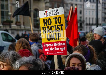 Anti-UKIP-Banner beim Oppositionsmarsch von Tommy Robinson am 9. Dezember 2018 in London, England. Die Demonstration findet drei Tage vor der entscheidenden Abstimmung des parlaments über Theresa Mays Brexit-Abkommen mit der Europäischen Union statt. (Foto von Alex Cavendish/NurPhoto) Stockfoto