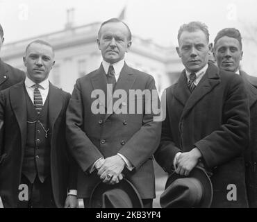 Paavo Nurmi, rechts, und Joie Ray, links, mit US-Präsident Calvin Coolidge während Nurmis US-Tournee 1925 Paavo Johannes Nurmi (1897 – 1973), finnischer Mitteldistanz- und Langstreckenläufer. Stockfoto