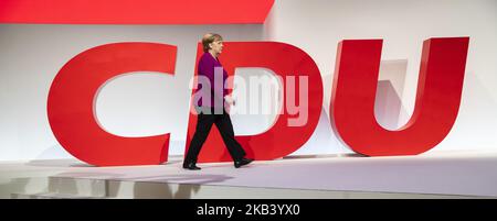 Bundeskanzlerin Angela Merkel läuft vor einem CDU-Logo, das während des 31 abgebildet ist. Parteitag auf der Messe in Hamburg am 8. Dezember 2018. (Foto von Emmanuele Contini/NurPhoto) Stockfoto