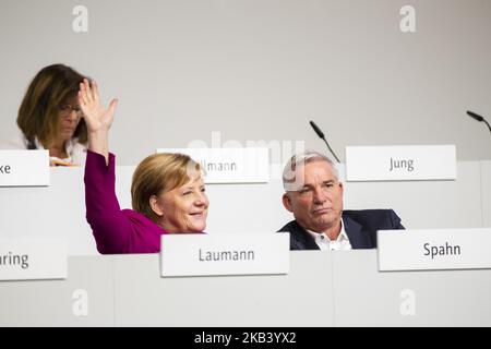 Bundeskanzlerin Angela Merkel chattet am 31 mit dem CDU-Vizevorsitzenden Thomas Strobl. Parteitag auf der Messe in Hamburg am 8. Dezember 2018. (Foto von Emmanuele Contini/NurPhoto) Stockfoto