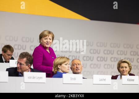 Bundeskanzlerin Angela Merkel (3L) spricht während des 31 mit anderen Parteimitgliedern. Parteitag auf der Messe in Hamburg am 8. Dezember 2018. (Foto von Emmanuele Contini/NurPhoto) Stockfoto