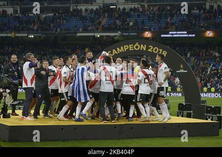 Die Spieler von River Plate feiern, nachdem sie das zweite Beinspiel des Copa Libertadores-Finales gegen Boca Juniors für das Finale der Copa Libertadores in Santiago Bernabeu am 9. Dezember 2018 in Madrid, Spanien, gewonnen haben. (Foto von Patricio Realpe/ChakanaNews/PRESSOUTH/NurPhoto) Stockfoto