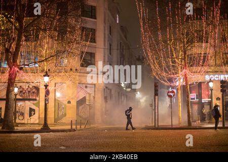 Zusammenstöße und Vandalismus, die zu Tausenden von Verhaftungen geführt haben, darunter mehr als 1.700 am Samstag, den 8. Dezember 2018, als Folge der Proteste der ‘Gelbwesten’, einer Anti-Regierungsbewegung. Straßensperren und viele Aktionen unter den Demonstranten und der Polizei ereigneten sich um den Arc de Triomphe und die Champs Elysees mit kaputten Geschäften, verbrannten oder beschädigten Autos, Straßensperren mit Feuer, Gewalt und viel Tränengasrauch von der Polizei. (Foto von Nicolas Economou/NurPhoto) Stockfoto