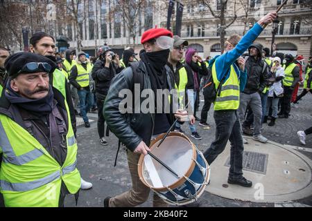 Zusammenstöße und Vandalismus, die zu Tausenden von Verhaftungen geführt haben, darunter mehr als 1.700 am Samstag, den 8. Dezember 2018, als Folge der Proteste der ‘Gelbwesten’, einer Anti-Regierungsbewegung. Straßensperren und viele Aktionen unter den Demonstranten und der Polizei ereigneten sich um den Arc de Triomphe und die Champs Elysees mit kaputten Geschäften, verbrannten oder beschädigten Autos, Straßensperren mit Feuer, Gewalt und viel Tränengasrauch von der Polizei. (Foto von Nicolas Economou/NurPhoto) Stockfoto