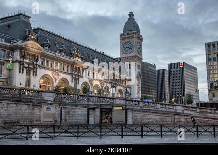 Am frühen Morgen im Gare de Lyon oder im Bahnhof Lyon in Paris. Außenansicht des historischen Bahnhofs, der für die Pariser Weltausstellung im Jahr 1900 erbaut wurde und auch für den berühmten Uhrenturm der Tour de l'Horloge berühmt ist. (Foto von Nicolas Economou/NurPhoto) Stockfoto