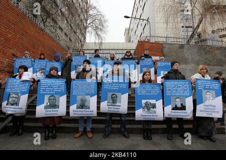 Ukrainer halten Plakate mit Bildern des ukrainischen Filmregisseurs Oleg Sentsov, ukrainischer Marinesoldaten, die von Russland während des Zwischenfalls in der Straße von Kertsch am 25. November beschlagnahmt wurden, und anderer ukrainischer politischer Gefangener, die in Russland in der Nähe der Botschaft der Europäischen Union in Kiew, Ukraine, am 11. Dezember 2018 inhaftiert waren. Das Europäische Parlament verlieh dem ukrainischen Direktor Oleg Sentsov den nach Andrei Sacharow benannten Preis der „Gedankenfreiheit“, der diese Woche seiner Schwester und Rechtsanwältin im Europäischen Parlament verliehen wird. Ein russisches Gericht verurteilte Oleg Sentsov im August 2015 und wurde 201 auf der Krim festgenommen Stockfoto