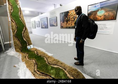 Besucher genießen die Kunstausstellung während der UN-Klimakonferenz COP24 in Katowice, Polen, 10. Dezember 2018. COP24 versammelt die Vertragsparteien des Rahmenübereinkommens der Vereinten Nationen für Klimaänderungen (UNFCCC). (Foto von Dominika Zarzycka/NurPhoto) Stockfoto