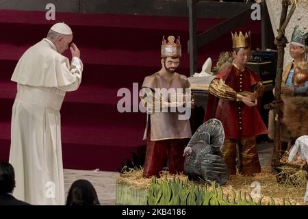 Papst Franziskus betet vor einer Krippe anlässlich seiner wöchentlichen Generalaudienz am Mittwoch, den 12. Dezember 2018, im Vatikan. (Foto von Massimo Valicchia/NurPhoto) Stockfoto