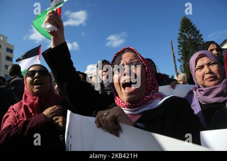 Während eines Protestes zur Solidarität mit den Märtyrern im Westjordanland in Gaza-Stadt am 13. Dezember 2018 halten die Palästinenser Banner und palästinensische Fahnen. Israelische Truppen töteten auch zwei Palästinenser, die Angriffsverdächtige waren. (Foto von Majdi Fathi/NurPhoto) Stockfoto