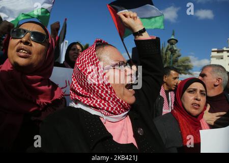 Während eines Protestes zur Solidarität mit den Märtyrern im Westjordanland in Gaza-Stadt am 13. Dezember 2018 halten die Palästinenser Banner und palästinensische Fahnen. Israelische Truppen töteten auch zwei Palästinenser, die Angriffsverdächtige waren. (Foto von Majdi Fathi/NurPhoto) Stockfoto