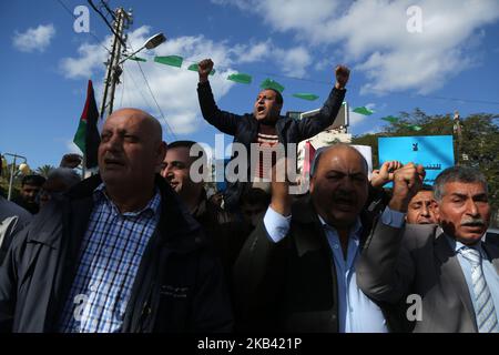 Während eines Protestes zur Solidarität mit den Märtyrern im Westjordanland in Gaza-Stadt am 13. Dezember 2018 halten die Palästinenser Banner und palästinensische Fahnen. Israelische Truppen töteten auch zwei Palästinenser, die Angriffsverdächtige waren. (Foto von Majdi Fathi/NurPhoto) Stockfoto