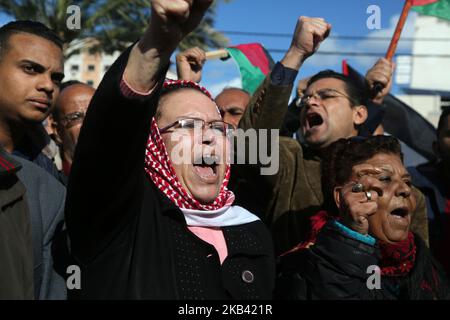 Während eines Protestes zur Solidarität mit den Märtyrern im Westjordanland in Gaza-Stadt am 13. Dezember 2018 halten die Palästinenser Banner und palästinensische Fahnen. Israelische Truppen töteten auch zwei Palästinenser, die Angriffsverdächtige waren. (Foto von Majdi Fathi/NurPhoto) Stockfoto