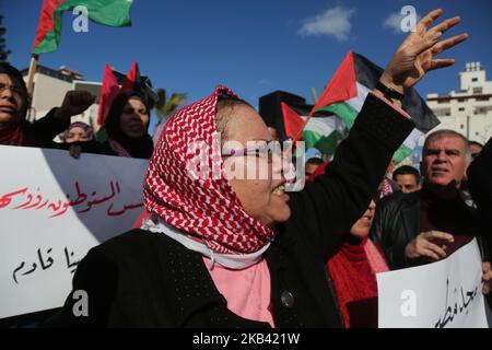 Während eines Protestes zur Solidarität mit den Märtyrern im Westjordanland in Gaza-Stadt am 13. Dezember 2018 halten die Palästinenser Banner und palästinensische Fahnen. Israelische Truppen töteten auch zwei Palästinenser, die Angriffsverdächtige waren. (Foto von Majdi Fathi/NurPhoto) Stockfoto