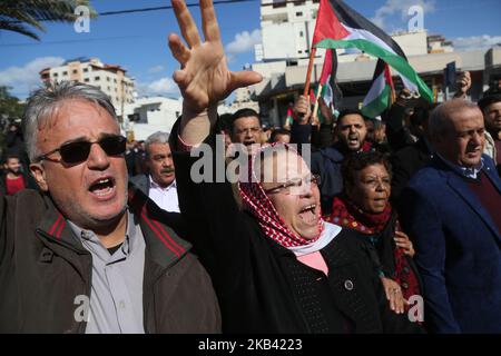 Während eines Protestes zur Solidarität mit den Märtyrern im Westjordanland in Gaza-Stadt am 13. Dezember 2018 halten die Palästinenser Banner und palästinensische Fahnen. Israelische Truppen töteten auch zwei Palästinenser, die Angriffsverdächtige waren. (Foto von Majdi Fathi/NurPhoto) Stockfoto