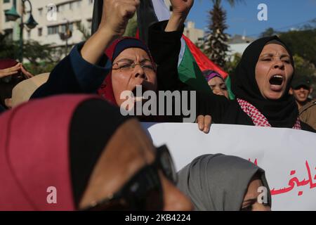 Während eines Protestes zur Solidarität mit den Märtyrern im Westjordanland in Gaza-Stadt am 13. Dezember 2018 halten die Palästinenser Banner und palästinensische Fahnen. Israelische Truppen töteten auch zwei Palästinenser, die Angriffsverdächtige waren. (Foto von Majdi Fathi/NurPhoto) Stockfoto