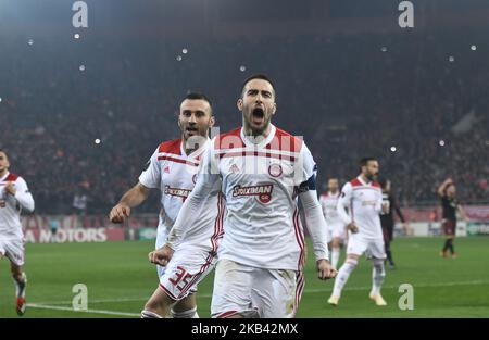 Kostas Fortounis, der griechische Mittelfeldspieler von Olympiakos, feiert am 13. Dezember 2018 im Karaiskaki-Stadion in Piräus, nachdem er während des UEFA-Ligaspieles Olympiacos FC und AC Milan Punkten konnte. (Foto von Dimitris Lampropoulos/NurPhoto) Stockfoto