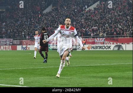 Kostas Fortounis, der griechische Mittelfeldspieler von Olympiakos, feiert am 13. Dezember 2018 im Karaiskaki-Stadion in Piräus, nachdem er während des UEFA-Ligaspieles Olympiacos FC und AC Milan Punkten konnte. (Foto von Dimitris Lampropoulos/NurPhoto) Stockfoto