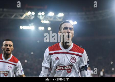 Kostas Fortounis, der griechische Mittelfeldspieler von Olympiakos, feiert am 13. Dezember 2018 im Karaiskaki-Stadion in Piräus, nachdem er während des UEFA-Ligaspieles Olympiacos FC und AC Milan Punkten konnte. (Foto von Dimitris Lampropoulos/NurPhoto) Stockfoto