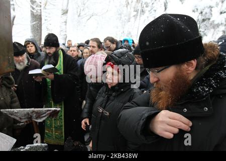 Die Gläubigen der Ukrainischen Orthodoxen Kirche des Moskauer Patriarchats nehmen an einem Gebet Teil, während sie sich gegen die staatliche Einmischung in kirchliche Angelegenheiten und gegen die Gewährung der Unabhängigkeit der Ukrainischen Orthodoxen Kirche durch das Ökumenische Patriarchat in der Nähe des ukrainischen Parlamentsgebäudes in Kiew, Ukraine, versammeln, 14. Dezember 2018. Wo die Charta der Ukrainischen Orthodoxen Kirche verabschiedet und der Kopf gewählt wird, findet am 15. Dezember in der Sophienkathedrale statt. (Foto von NurPhoto) Stockfoto