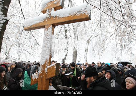 Die Gläubigen der Ukrainischen Orthodoxen Kirche des Moskauer Patriarchats nehmen an einem Gebet Teil, während sie sich gegen die staatliche Einmischung in kirchliche Angelegenheiten und gegen die Gewährung der Unabhängigkeit der Ukrainischen Orthodoxen Kirche durch das Ökumenische Patriarchat in der Nähe des ukrainischen Parlamentsgebäudes in Kiew, Ukraine, versammeln, 14. Dezember 2018. Wo die Charta der Ukrainischen Orthodoxen Kirche verabschiedet und der Kopf gewählt wird, findet am 15. Dezember in der Sophienkathedrale statt. (Foto von NurPhoto) Stockfoto