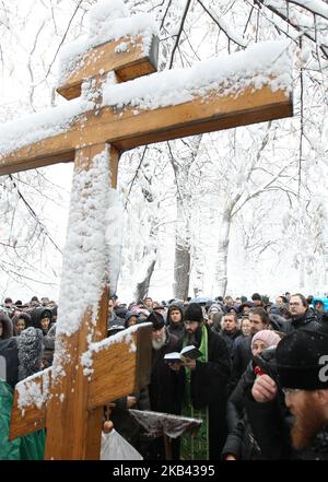 Die Gläubigen der Ukrainischen Orthodoxen Kirche des Moskauer Patriarchats nehmen an einem Gebet Teil, während sie sich gegen die staatliche Einmischung in kirchliche Angelegenheiten und gegen die Gewährung der Unabhängigkeit der Ukrainischen Orthodoxen Kirche durch das Ökumenische Patriarchat in der Nähe des ukrainischen Parlamentsgebäudes in Kiew, Ukraine, versammeln, 14. Dezember 2018. Wo die Charta der Ukrainischen Orthodoxen Kirche verabschiedet und der Kopf gewählt wird, findet am 15. Dezember in der Sophienkathedrale statt. (Foto von NurPhoto) Stockfoto