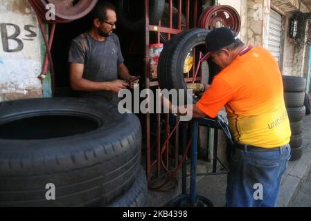 Die Mitarbeiter von Goodyear erhielten ihre Reifenzuweisung heute, am Donnerstag, den 12./13./2018, nicht mehr, die vor der Schließung des Unternehmens in Venezuela gekündigt wurde. Sie würden diese Woche den Arbeitern übergeben werden, und weil Beamte der Bolivarischen Nationalen Streitkräfte die Lieferung der Einheiten an den Verteiler verboten hatten. In der Nähe der Fabrik, in der normalerweise Reifen entfernt werden, äußerten einige Arbeiter als Reaktion auf diese Situation, dass „die Schließung von Goodyear eine weitere Traurigkeit darstellt. Keine Überraschung ist das zweite multinationale Unternehmen, das das Land verlässt. (Foto von Humberto Matheus/N Stockfoto