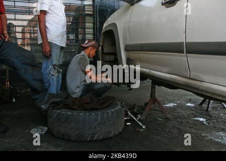 Die Mitarbeiter von Goodyear erhielten ihre Reifenzuweisung heute, am Donnerstag, den 12./13./2018, nicht mehr, die vor der Schließung des Unternehmens in Venezuela gekündigt wurde. Sie würden diese Woche den Arbeitern übergeben werden, und weil Beamte der Bolivarischen Nationalen Streitkräfte die Lieferung der Einheiten an den Verteiler verboten hatten. In der Nähe der Fabrik, in der normalerweise Reifen entfernt werden, äußerten einige Arbeiter als Reaktion auf diese Situation, dass „die Schließung von Goodyear eine weitere Traurigkeit darstellt. Keine Überraschung ist das zweite multinationale Unternehmen, das das Land verlässt. (Foto von Humberto Matheus/N Stockfoto