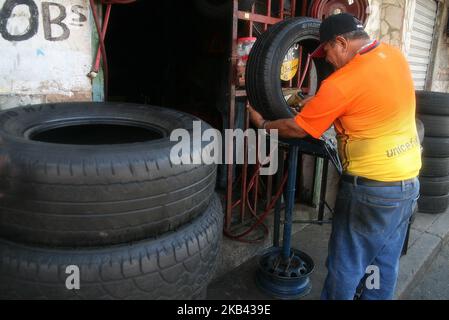 Die Mitarbeiter von Goodyear erhielten ihre Reifenzuweisung heute, am Donnerstag, den 12./13./2018, nicht mehr, die vor der Schließung des Unternehmens in Venezuela gekündigt wurde. Sie würden diese Woche den Arbeitern übergeben werden, und weil Beamte der Bolivarischen Nationalen Streitkräfte die Lieferung der Einheiten an den Verteiler verboten hatten. In der Nähe der Fabrik, in der normalerweise Reifen entfernt werden, äußerten einige Arbeiter als Reaktion auf diese Situation, dass „die Schließung von Goodyear eine weitere Traurigkeit darstellt. Keine Überraschung ist das zweite multinationale Unternehmen, das das Land verlässt. (Foto von Humberto Matheus/N Stockfoto