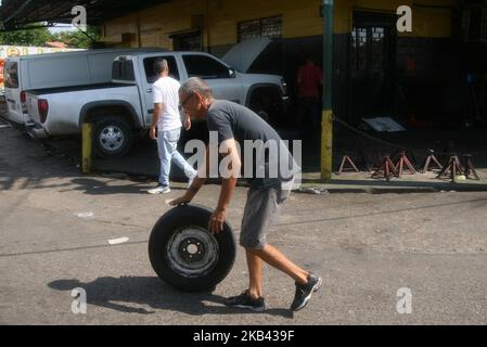 Die Mitarbeiter von Goodyear erhielten ihre Reifenzuweisung heute, am Donnerstag, den 12./13./2018, nicht mehr, die vor der Schließung des Unternehmens in Venezuela gekündigt wurde. Sie würden diese Woche den Arbeitern übergeben werden, und weil Beamte der Bolivarischen Nationalen Streitkräfte die Lieferung der Einheiten an den Verteiler verboten hatten. In der Nähe der Fabrik, in der normalerweise Reifen entfernt werden, äußerten einige Arbeiter als Reaktion auf diese Situation, dass „die Schließung von Goodyear eine weitere Traurigkeit darstellt. Keine Überraschung ist das zweite multinationale Unternehmen, das das Land verlässt. (Foto von Humberto Matheus/N Stockfoto