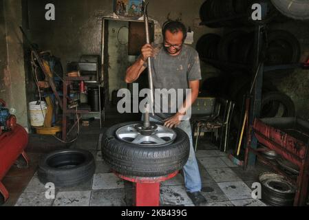 Die Mitarbeiter von Goodyear erhielten ihre Reifenzuweisung heute, am Donnerstag, den 12./13./2018, nicht mehr, die vor der Schließung des Unternehmens in Venezuela gekündigt wurde. Sie würden diese Woche den Arbeitern übergeben werden, und weil Beamte der Bolivarischen Nationalen Streitkräfte die Lieferung der Einheiten an den Verteiler verboten hatten. In der Nähe der Fabrik, in der normalerweise Reifen entfernt werden, äußerten einige Arbeiter als Reaktion auf diese Situation, dass „die Schließung von Goodyear eine weitere Traurigkeit darstellt. Keine Überraschung ist das zweite multinationale Unternehmen, das das Land verlässt. (Foto von Humberto Matheus/N Stockfoto