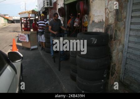 Die Mitarbeiter von Goodyear erhielten ihre Reifenzuweisung heute, am Donnerstag, den 12./13./2018, nicht mehr, die vor der Schließung des Unternehmens in Venezuela gekündigt wurde. Sie würden diese Woche den Arbeitern übergeben werden, und weil Beamte der Bolivarischen Nationalen Streitkräfte die Lieferung der Einheiten an den Verteiler verboten hatten. In der Nähe der Fabrik, in der normalerweise Reifen entfernt werden, äußerten einige Arbeiter als Reaktion auf diese Situation, dass „die Schließung von Goodyear eine weitere Traurigkeit darstellt. Keine Überraschung ist das zweite multinationale Unternehmen, das das Land verlässt. (Foto von Humberto Matheus/N Stockfoto