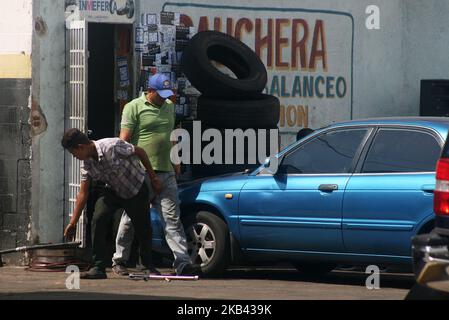 Die Mitarbeiter von Goodyear erhielten ihre Reifenzuweisung heute, am Donnerstag, den 12./13./2018, nicht mehr, die vor der Schließung des Unternehmens in Venezuela gekündigt wurde. Sie würden diese Woche den Arbeitern übergeben werden, und weil Beamte der Bolivarischen Nationalen Streitkräfte die Lieferung der Einheiten an den Verteiler verboten hatten. In der Nähe der Fabrik, in der normalerweise Reifen entfernt werden, äußerten einige Arbeiter als Reaktion auf diese Situation, dass „die Schließung von Goodyear eine weitere Traurigkeit darstellt. Keine Überraschung ist das zweite multinationale Unternehmen, das das Land verlässt. (Foto von Humberto Matheus/N Stockfoto