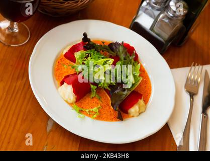 Leckere gefüllte Piquillo-Paprika mit Kabeljau-Brandade in Sauce Stockfoto