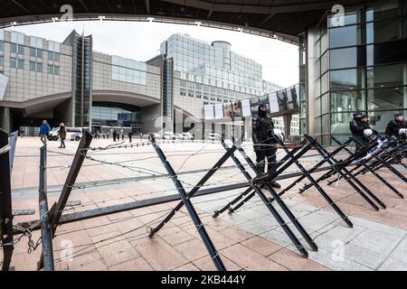 Während der sogenannten Gelbwesten-Proteste in Brüssel, Belgien, am 15. Dezember 2018, umgeben Polizeibeamte und Stacheldraht Gebäude des Europäischen Parlaments. Gelbwesten-Protest begann in Frankreich und zog nach Belgien. Die Stärke des Protests ist unerwartet hoch. Die Demonstranten haben keine einzige Forderung, sondern kämpfen vielmehr gegen die wachsende Kluft zwischen Arm und Reich. (Foto von Dominika Zarzycka/NurPhoto) Stockfoto