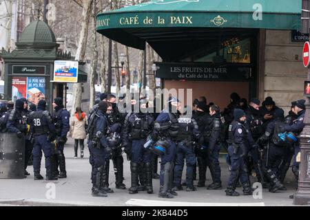 Französische Polizeibeamte stehen am 15. Dezember 2018 während einer Demonstration, die von der gelben Weste (Gilet jaune) gerufen wurde, vor dem Café de la Paix am Place de l'Opera vor der Opéra Garnier in Paris Wache Um gegen steigende Lebenshaltungskosten zu protestieren, machen sie hohe Steuern verantwortlich. Die Bewegung „Gelbe Westen“ (Gilets Jaunes) in Frankreich begann ursprünglich als Protest gegen geplante Treibstoffanhebungen, hat sich aber in einen Massenprotest gegen die Politik des Präsidenten und den Regierungsstil von oben nach unten verwandelt. (Foto von Michel Stoupak/NurPhoto) Stockfoto