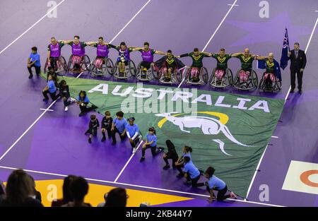 Das australische Team stellt sich für die National Anthems vor dem Wheelchair Rugby League World Cup Group A-Spiel in der Copper Box Arena, London. Bilddatum: Donnerstag, 3. November 2022. Stockfoto