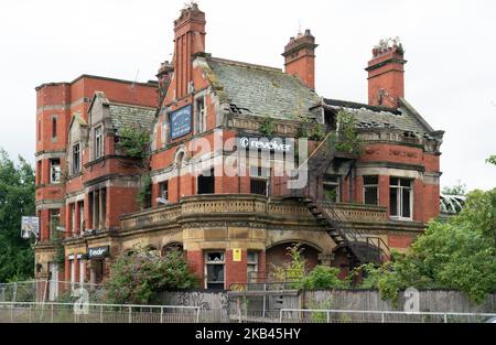 The Royal Castle Pub, ehemals Hotel California, wartet auf den Abriss nach 150 Jahren Geschichte, Tranmere, Birkenhead. Juli 2022. Stockfoto