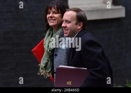 Die Energieministerin Claire Perry (L) und der walisische Minister Alun Cairns treffen sich in der Downing Street 10, um am 18. Dezember 2018 an der letzten Kabinettssitzung vor der Weihnachtspreße in London teilzunehmen. Das Kabinett wird darüber diskutieren, ob die Regierung die Vorbereitungen für einen No-Deal-Brexit bei ihrem Treffen ankursieren sollte. (Foto von Alberto Pezzali/NurPhoto) Stockfoto