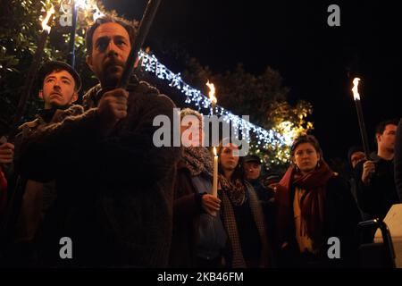 Menschen halten Kerzen oder Facken für Migranten. Für die Internationalen Migrantentage der Vereinten Nationen riefen mehrere NGOs, Verbände und politische Parteien zu einer Fackelversammlung in Toulouse auf. Sie versammelten sich zum Gedenken an alle Migranten, die ums Leben kamen, um einen besseren Ort zu erreichen, für die Freizügigkeit und für die Ratifizierung des Internationalen Übereinkommens über die Rechte der Arbeitnehmer von Migranten durch Frankreich. Toulouse. Frankreich. Dezember 18. 2018. (Foto von Alain Pitton/NurPhoto) Stockfoto