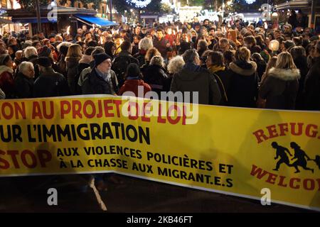 Für die Internationalen Migrantentage der Vereinten Nationen riefen mehrere NGOs, Verbände und politische Parteien zu einer Fackelversammlung in Toulouse auf. Sie versammelten sich zum Gedenken an alle Migranten, die ums Leben kamen, um einen besseren Ort zu erreichen, für die Freizügigkeit und für die Ratifizierung des Internationalen Übereinkommens über die Rechte der Arbeitnehmer von Migranten durch Frankreich. Toulouse. Frankreich. Dezember 18. 2018. (Foto von Alain Pitton/NurPhoto) Stockfoto