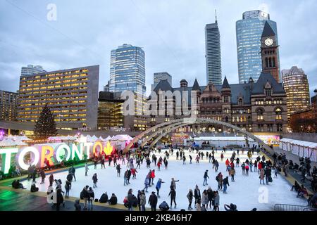 Am 17. Dezember 2018 können die Menschen auf einer Außeneisbahn auf dem Nathan Phillips Square in der Innenstadt von Toronto, Ontario, Kanada, Eislaufen. (Foto von Creative Touch Imaging Ltd./NurPhoto) Stockfoto