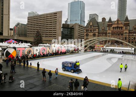 Eisbahn im Freien auf dem Nathan Phillips Square in der Innenstadt von Toronto, Ontario, Kanada, am 17. Dezember 2018. (Foto von Creative Touch Imaging Ltd./NurPhoto) Stockfoto