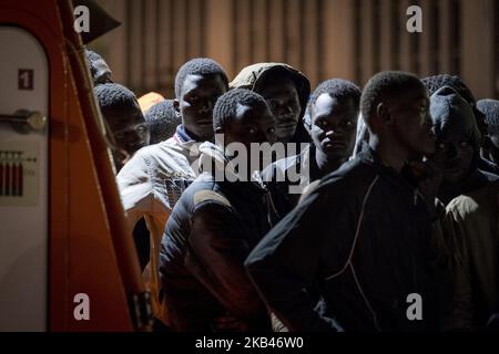 Eine Gruppe geretteter Migranten wartet an Bord des spanischen Seeschiffs, bevor sie zur Versorgungseinheit des Roten Kreuzes gebracht wird. 18-12-2018, Malaga, Spanien. (Foto von Guillaume Pinon/NurPhoto) Stockfoto