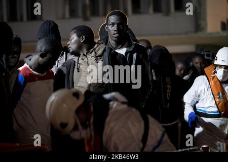 Eine Gruppe geretteter Migranten wartet an Bord des spanischen Seeschiffs, bevor sie zur Versorgungseinheit des Roten Kreuzes gebracht wird. 18-12-2018, Malaga, Spanien. (Foto von Guillaume Pinon/NurPhoto) Stockfoto