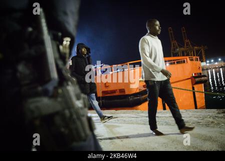 Eine Gruppe geretteter Migranten wurde in die Care Unit gebracht, wo sie vom Roten Kreuz betreut wurden. 18-12-2018, Malaga, Spanien. (Foto von Guillaume Pinon/NurPhoto) Stockfoto