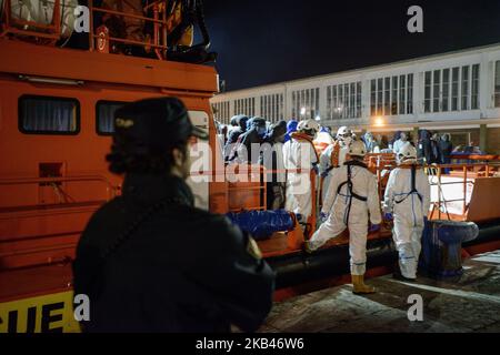 Eine Gruppe geretteter Migranten wartet an Bord des spanischen Seeschiffs, bevor sie zur Versorgungseinheit des Roten Kreuzes gebracht wird. 18-12-2018, Malaga, Spanien. (Foto von Guillaume Pinon/NurPhoto) Stockfoto